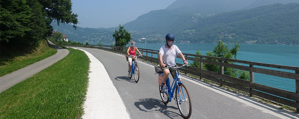 Westkant meer van Annecy, mooi geasfatleerd autoluw fietspad Westkant meer van Annecy, mooi geasfatleerd autoluw fietspad